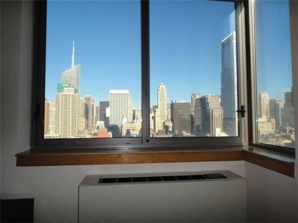 ~Huge Modern Luxury Studio~24hr Doorman, Health Club . Roof Deck.  Spectacular Location in the Heart of NYC