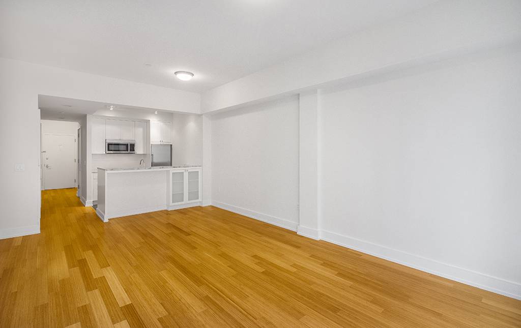 This spacious junior one bedroom apartment home, features incredible views of Brooklyn Heights and the Hudson Bay.