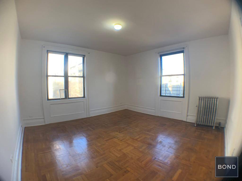 No fee ! Sprawling three bedroom two bathroom apartment in Hudson Heights.