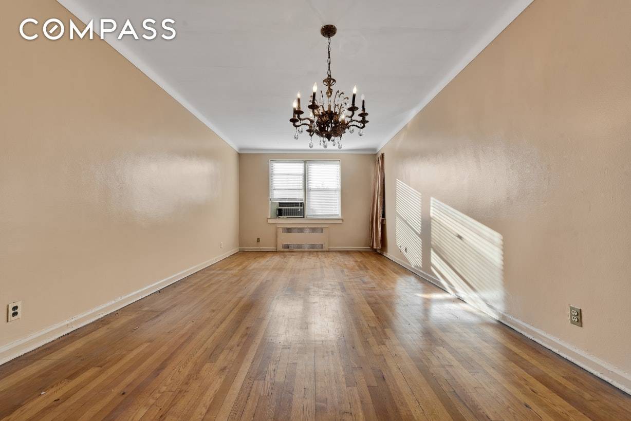 NEW LISTING Come see this listing, you'll find it on a beautiful cul de sac in Midwood.