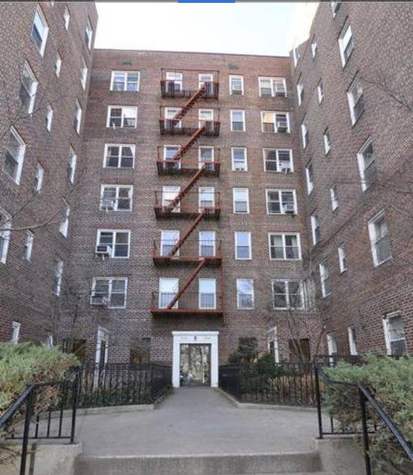 Large total new renovation One BR overlooking park in sought after Sunnyhill Gardens with low maintenance and easy commute.