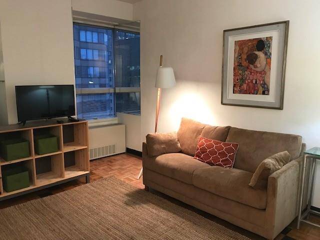 NO FEE. Perfect residence for a traveling executive or an ideal pied a terre in a well established, well respected full service midtown condominium.