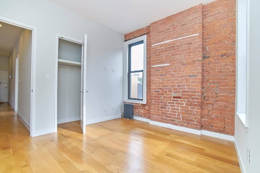 GUT RENOVATED APARTMENT AVAILABLE FOR IMMEDIATE MOVE IN DATE IN THE HEART OF TWO BRIDGES Apartment Features Washer Dryer In Unit Exposed brick walls High ceilings Sizable kitchen stainless steel ...
