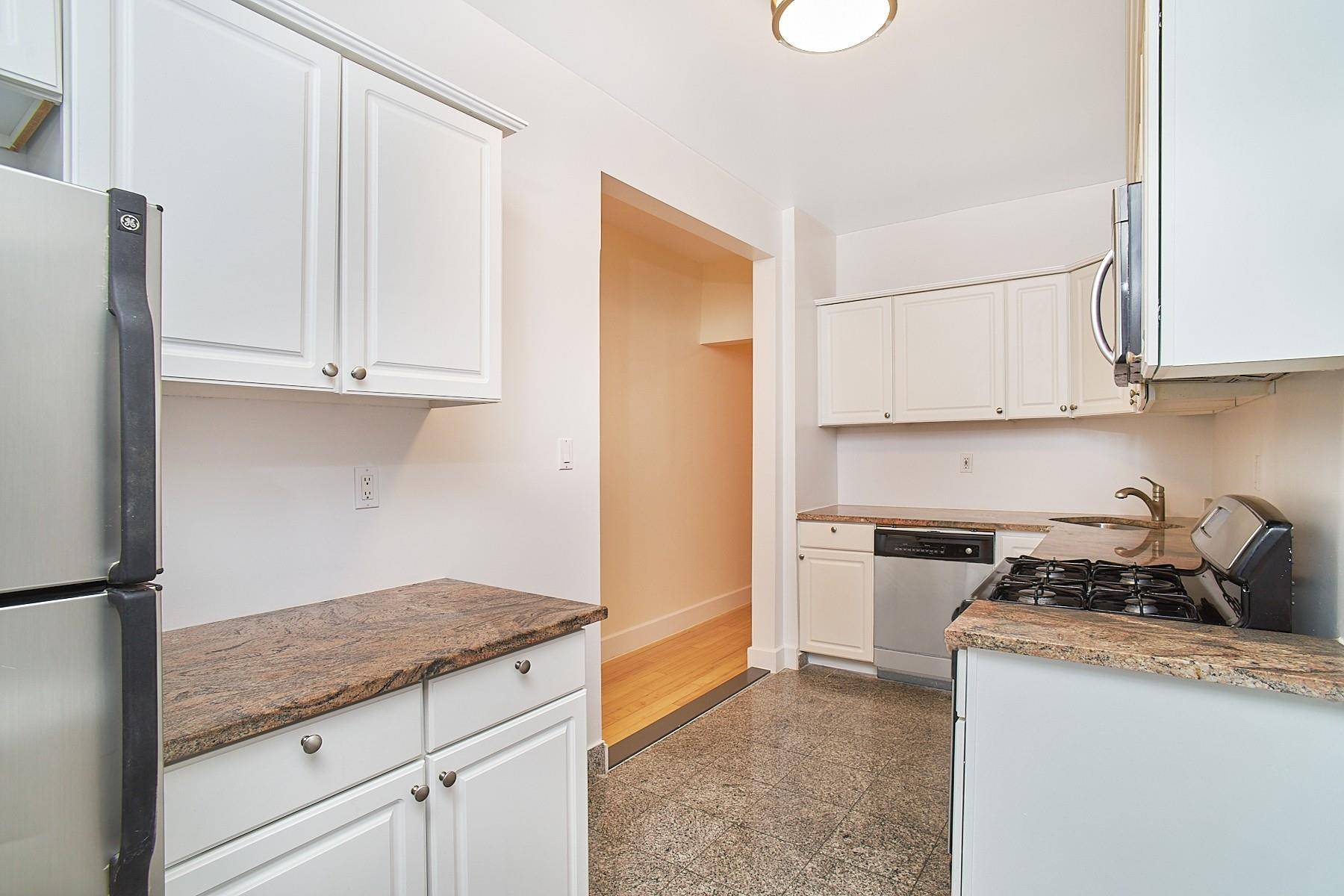Stunning 1 bedroom over 1, 000 sq ft located in prime Windsor Terrace !