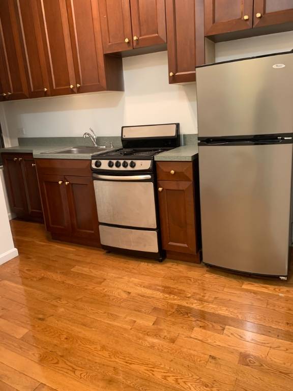 Gorgeous amp ; spacious 2 Bedroom apartment in hells Kitchen.