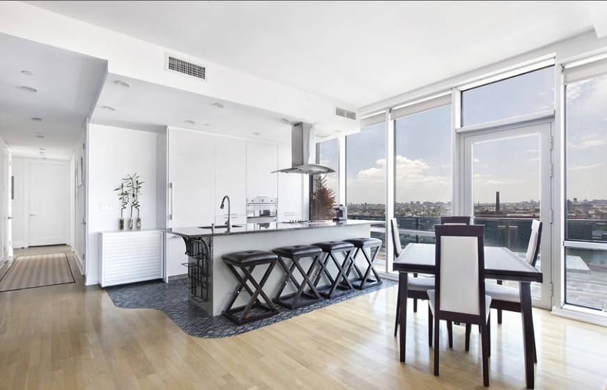 This grandeur 2 Bed 2 bath boast a wall of South West facing windows blasted with natural sunlight, unbelievable city views, high ceilings, 2 King size bedrooms, an ample amount ...