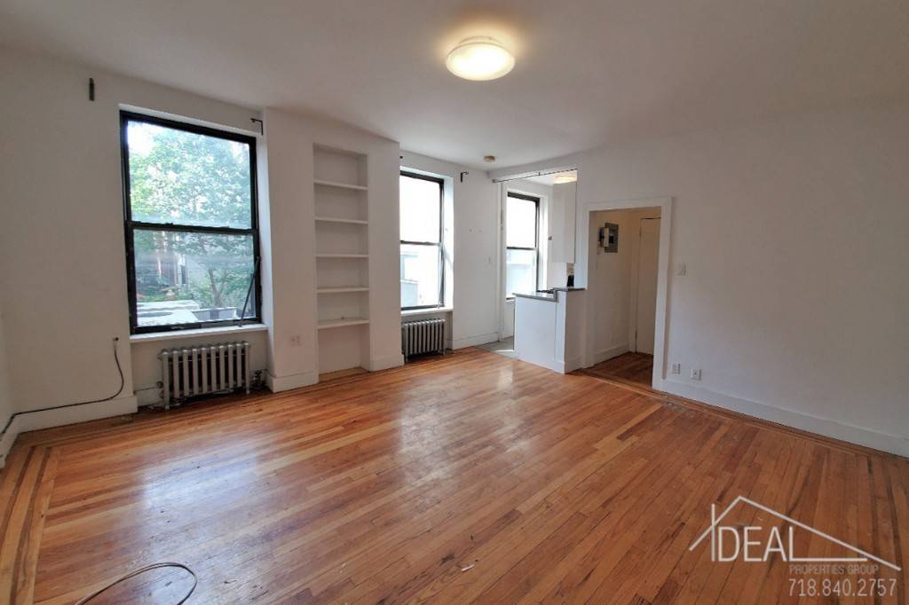 80 2B, Brooklyn, NY 11201 lt ; gt ; PETS OK lt ; gt ; DISHWASHER lt ; gt ; HEAT AND HOT WATER INCLUDEDStudio apartment in Brooklyn Heights with ...
