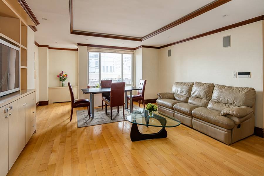 In mint condition, this bright and quiet four bedrooms and two west facing balconies with beautiful city views is a rare find !