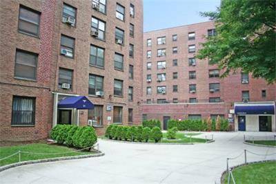 Welcome to 185 Clinton 3G Nestled on the 3rd floor of a secure, pre war elevator building amp ; overlooking the trees running up and down landmarked Clinton Avenue is ...
