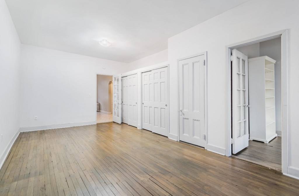 Located on the most desirable tree lined block in Brooklyn, this massive 1 bedroom has enough room for the King Size Bed, Dining room table and L Shaped Couch youve ...