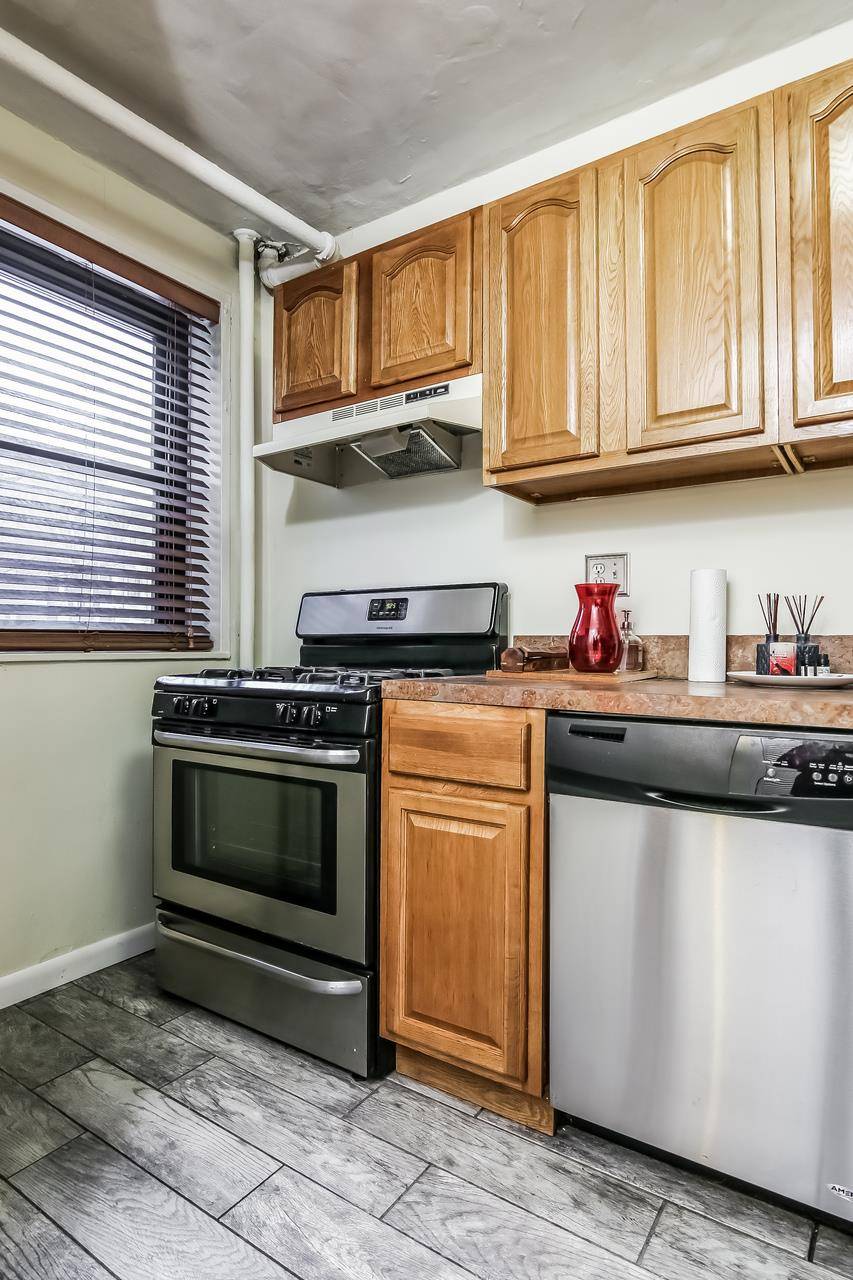 This charming Jr. 1 bedroom provides a great opportunity to live in the highly desired Clinton Hill Co ops.