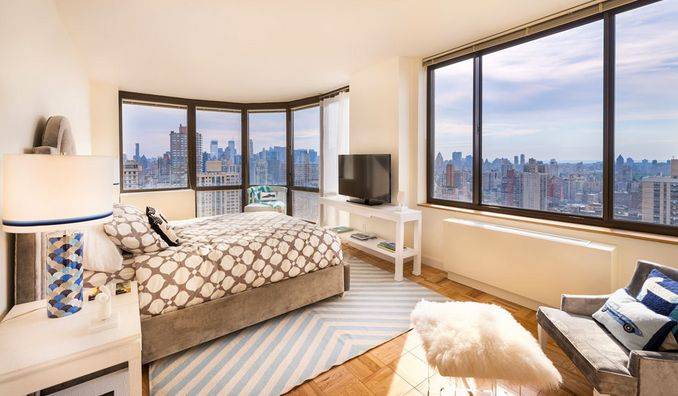 Upper East Side * Spacious  corner 1 bedroom in full service luxury High Rise * Washer / Dryer in the Apartment * No broker's Fee. Swimming pool , gym, squash court and more