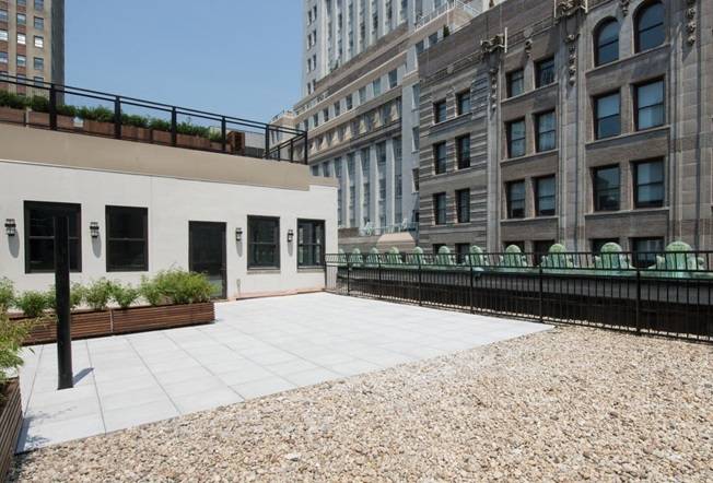 **NO FEE - Spectacular Penthouse - 2 Bedroom with HUGE private terrace - Luxury Building in Prime FiDi**