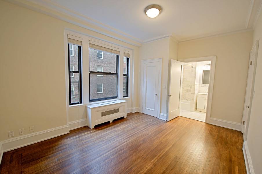 ★★★★★ ! Luxury  3  bed /2 bath Residence . Super PARK AVENUE Location  UES  86th Street.Condo Finishes 24 Hr Doorman.