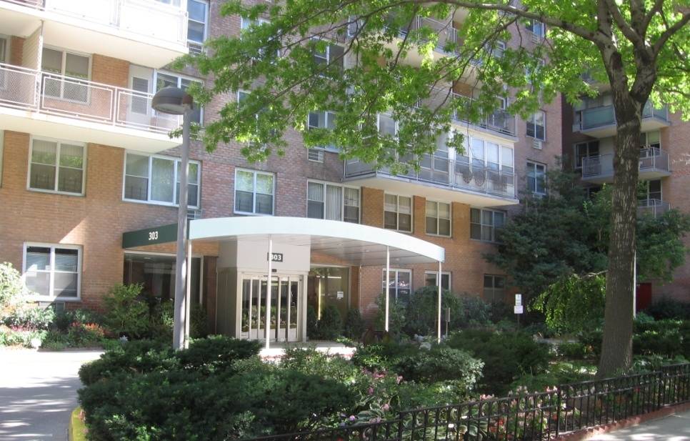 Open River/City Views. Sunny. Large Terrace. Top Floor. UWS. Next to Riverside Blvd. Steps to Lincoln Center & Time Warner Center. Top School PS 199. Doorman building.