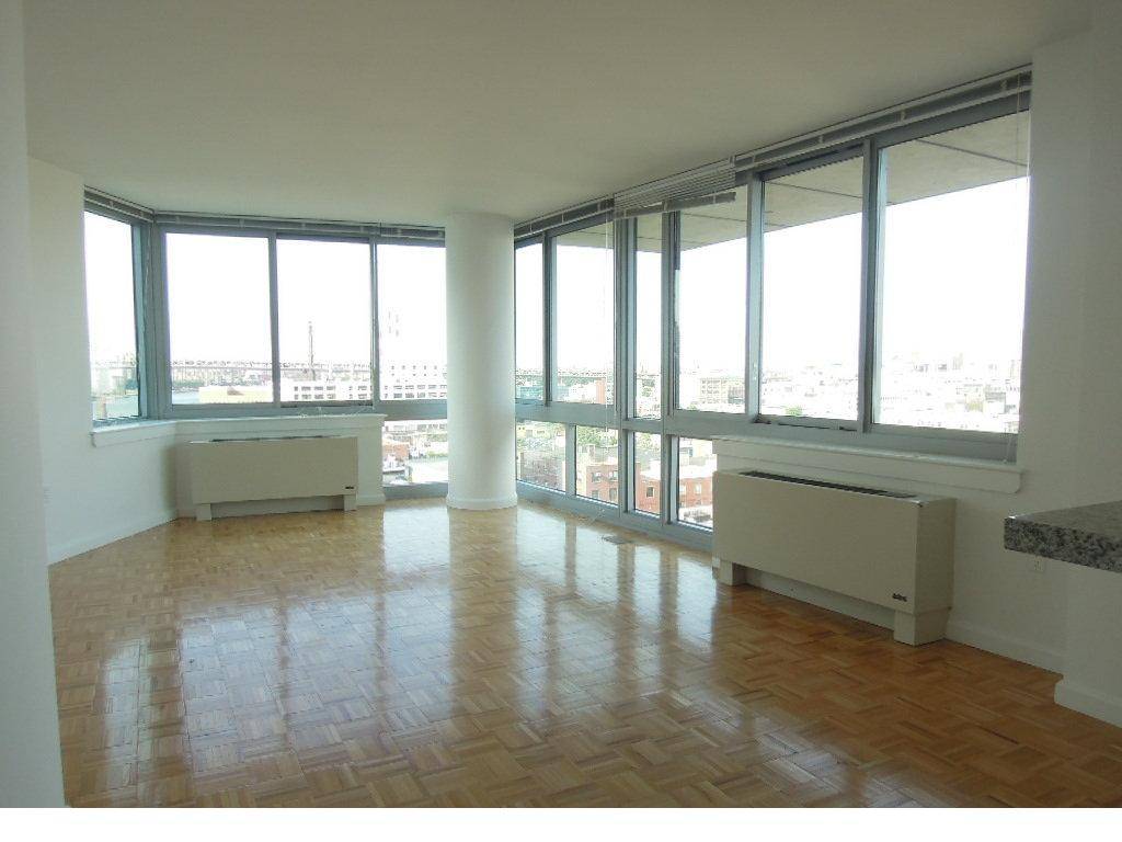 LIC Waterfront Luxury Rentals * River & City views * Pool * Gym & More