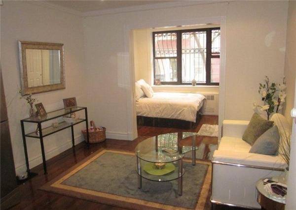 UPPER EAST SIDE EXCEPTIONAL! ***TWO THUMBS UP*** HOT AREA AND MUCH TO DO!
