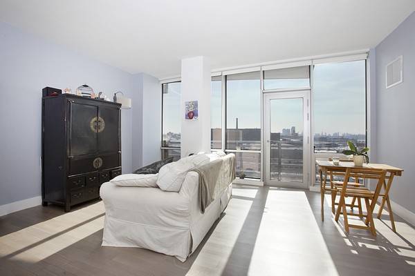 Sunny and Spacious Luxury Condo 1BR for Sale in LIC!!!