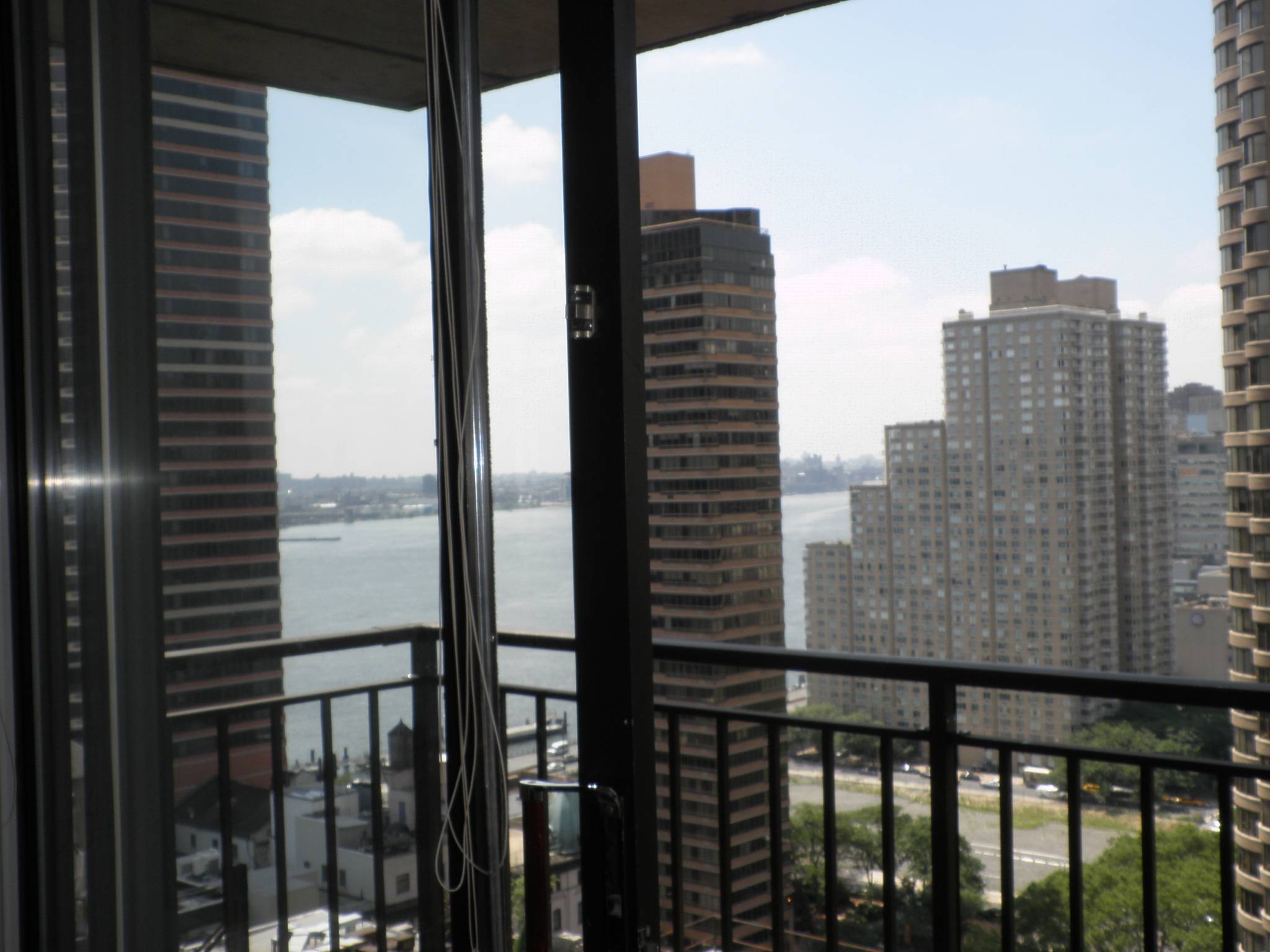 NO FEE!! Real 2BR- GRAND CENTRAL! 24 HOURS DOORMAN, GYM, BALCONY, RENOVATED...