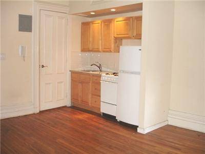 Murray Hill Studio in Charming Pre-war Townhouse! Steps from Grand Central. 