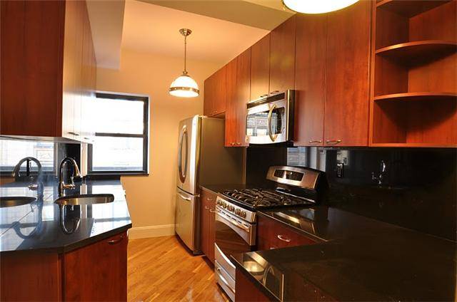 ELEVATOR/LAUNDRY IN BUILDING..E70 Street 2/3 Ave***STEPS FROM CENTRAL PARK**HUNTER COLLEGE**