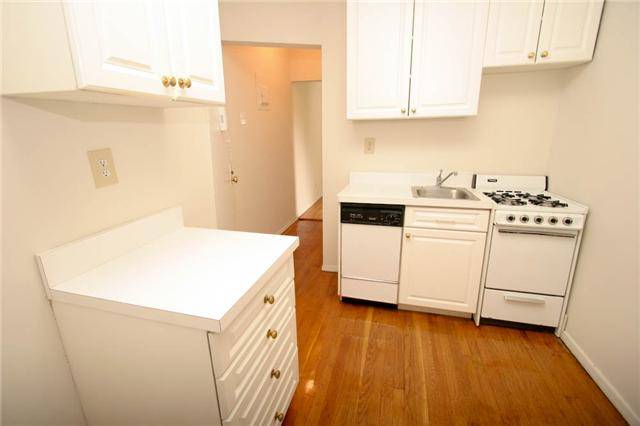 Newly Renovated One Bedroom with Hardwood Floors and a Dishwasher near Restaurant Row