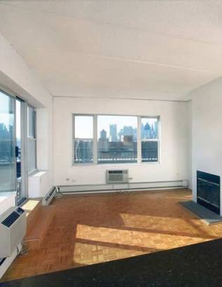 SOHO - *Stunning* - One Bedroom With High Ceilings In Central Location. 