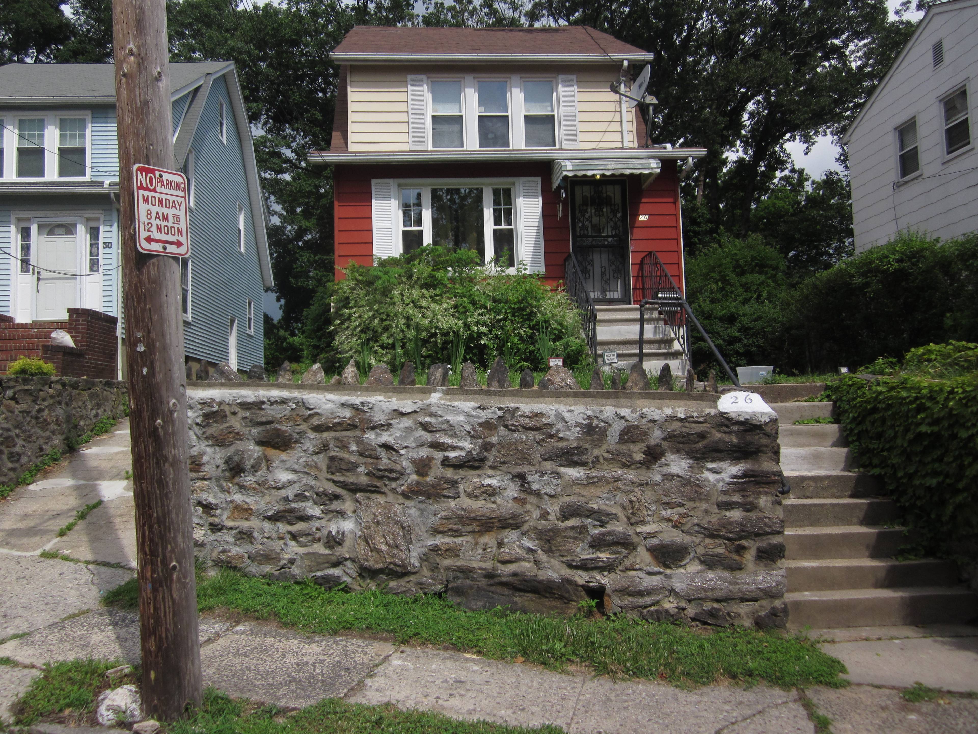 FOUR BEDROOM DETACHADE HOUSE FOR SALE IN MT. VERNON NEW YORK 10 MINUTES WALK TO NUMBER 5 SUBWAY WITH A GARAGE 