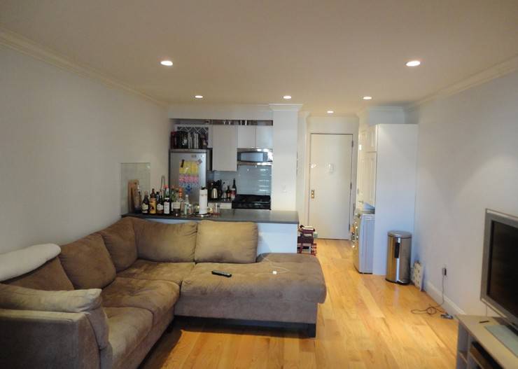 Extremely LARGE 1 BR with GORGEOUS RENOVATIONS in the Upper East Side!