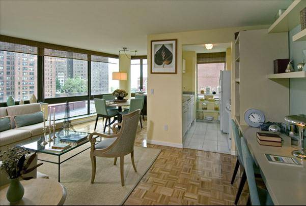 COME IS THIS LUXURY MIDTOWN EAST BRIGHT 1 BEDROOM WITH WASHER/DRYER