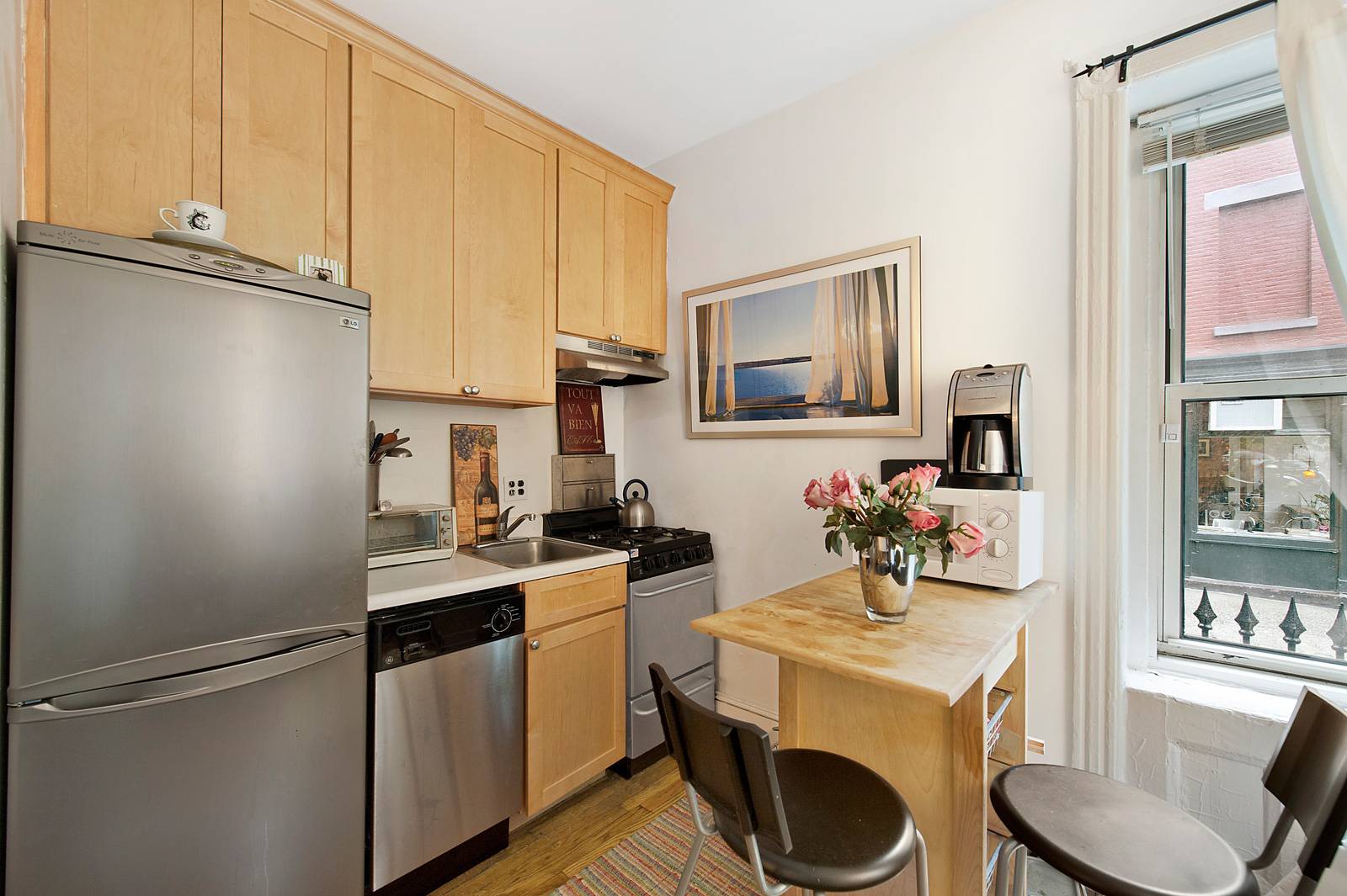 Rental: Renovated Studio in Prime Meat Packing District - Sunny, Laundry & Elevator - Close to Subway & Buses - Great Deal!