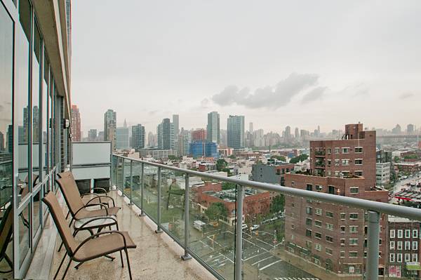 Hunters View Condo - Oversized 1 bedroom Penthouse w/ outdoor + Parking space