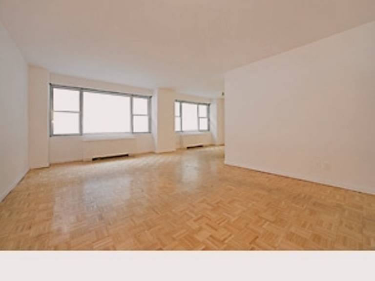 NO FEE . Murray Hill Luxury Studio Apartment.Fitness Facility. Dining Alcove. Doorman Bldg. Rooftop Deck 
