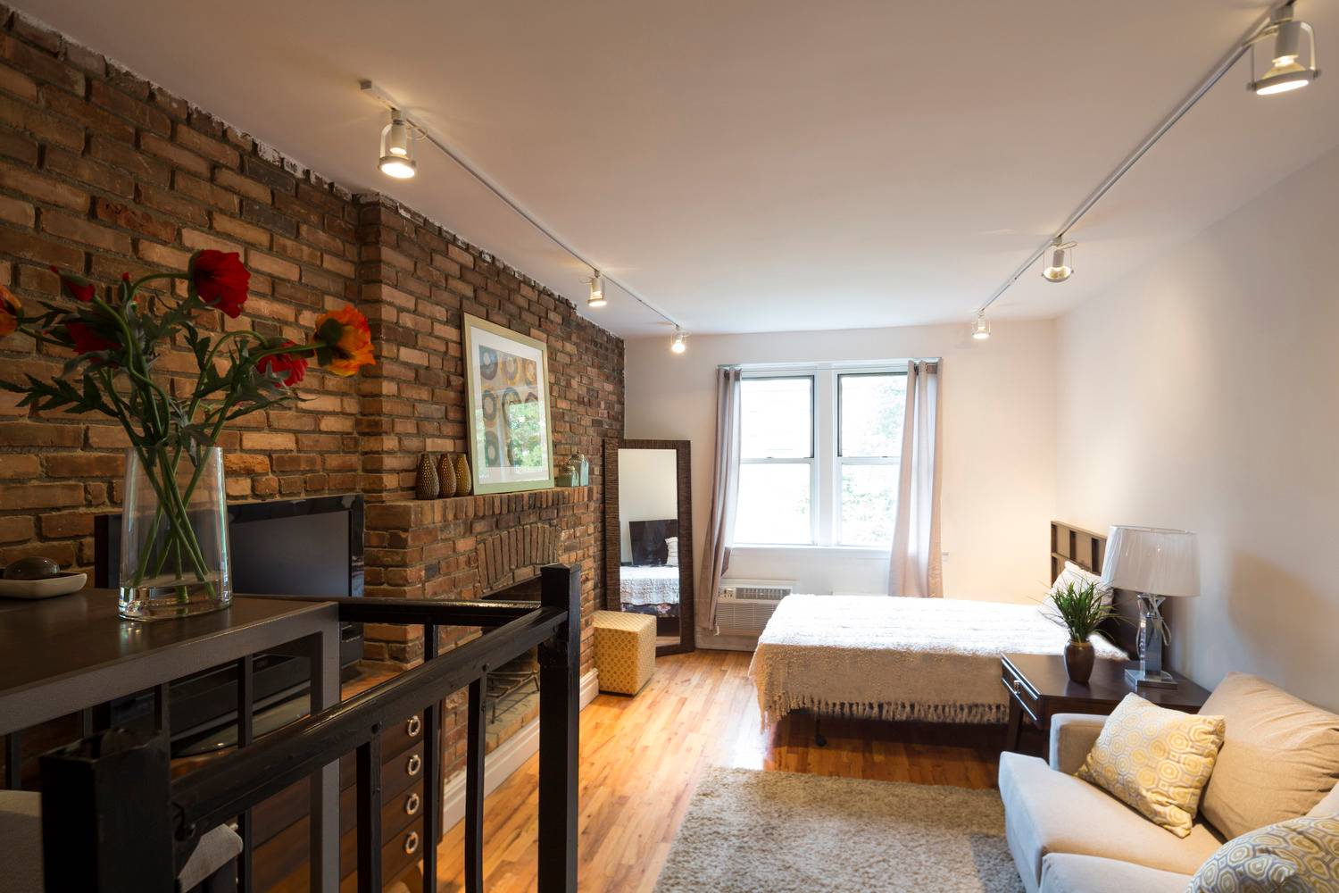 Beautiful  Loft  Conversion  In  Prime  Brooklyn  Heights  Location  -  NO  FEE  and   One  Month  Free  Rent!