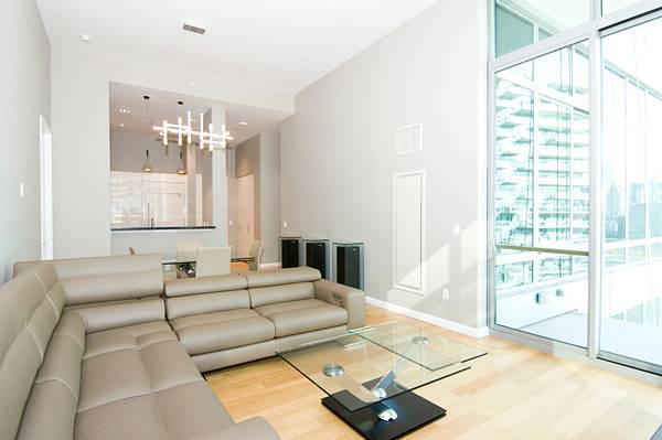 Sophisticated living-Elegantly furnished or unfurnished 2 beds/2 baths with cathedral ceilings and private outdoor space