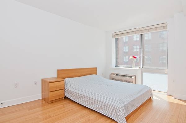 Manhattan Midtown Luxury Condo For Sale in Hells Kitchen - Great price and Amazing Features - Near Times Square/Theater District