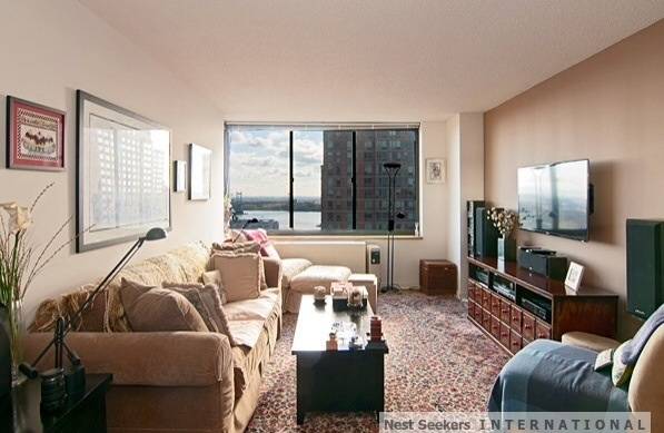 SPACIOUS, SUNLIT LARGE  2 BEDROOM/2 BATH APARTMENT ON THE 27TH FLOOR IN FULL SERVICE LUXURY BUILDING 