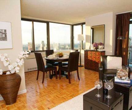 Luxury Junior 4 ** Amazing City Views *NO FEE*  Dining Area * Eat-in Kitchen * Central Air ** Roof Deck, Gym, Lounge * Prime Location  Time Warner Center/Central Park West **UWS