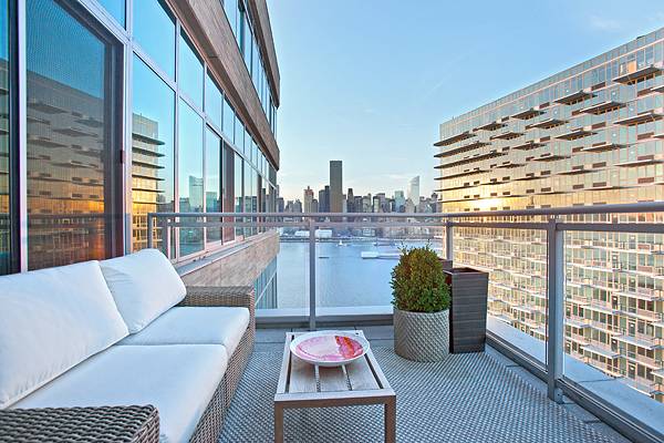 Massive 3 bed/3 bath Penthouse with private terrace facing the water and city skyline
