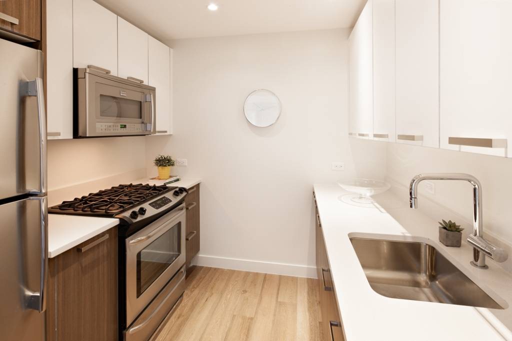 Large 1 Bed / 1 Bath, NEW DEVELOPEMENT in Long Island City. Fitness Center, Laundry, Roof Deck with Panoramic Views. NO FEE!!