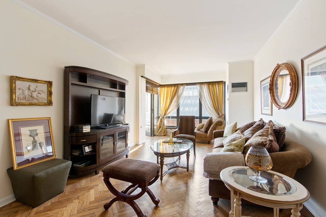 One Bedroom Apartment with River View Balcony in Luxury Full Service Upper East Condominium