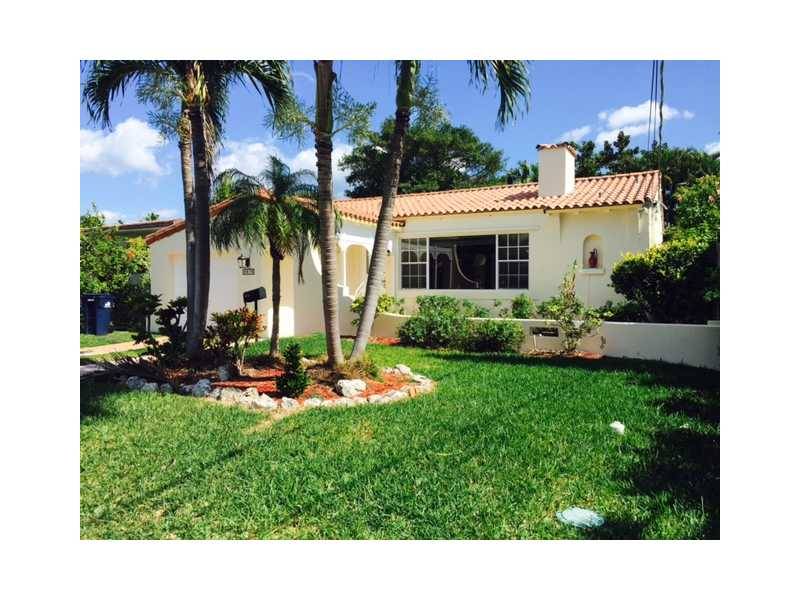 Beautiful Renovated 3/2 Home with large pool in Surfside