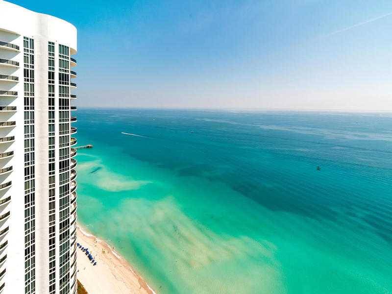Spectacular 3Bedroom/3Bathroom condo with beautiful direct ocean views from the social room and bedrooms