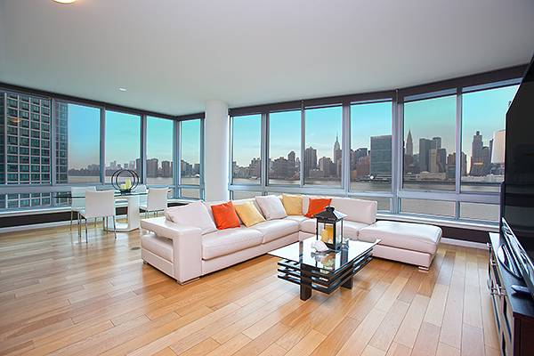 Gracious 3 bed/3 bath with stunning city, park and water views