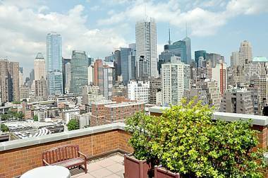 Midtown West Cozy 1 Bedroom with Open Kitchen and City Views