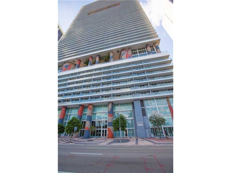 Massive 1789 sqft 3bed / 2bath corner unit at 50 Biscayne featuring breathtaking bay & Miami Beach views during the day & night