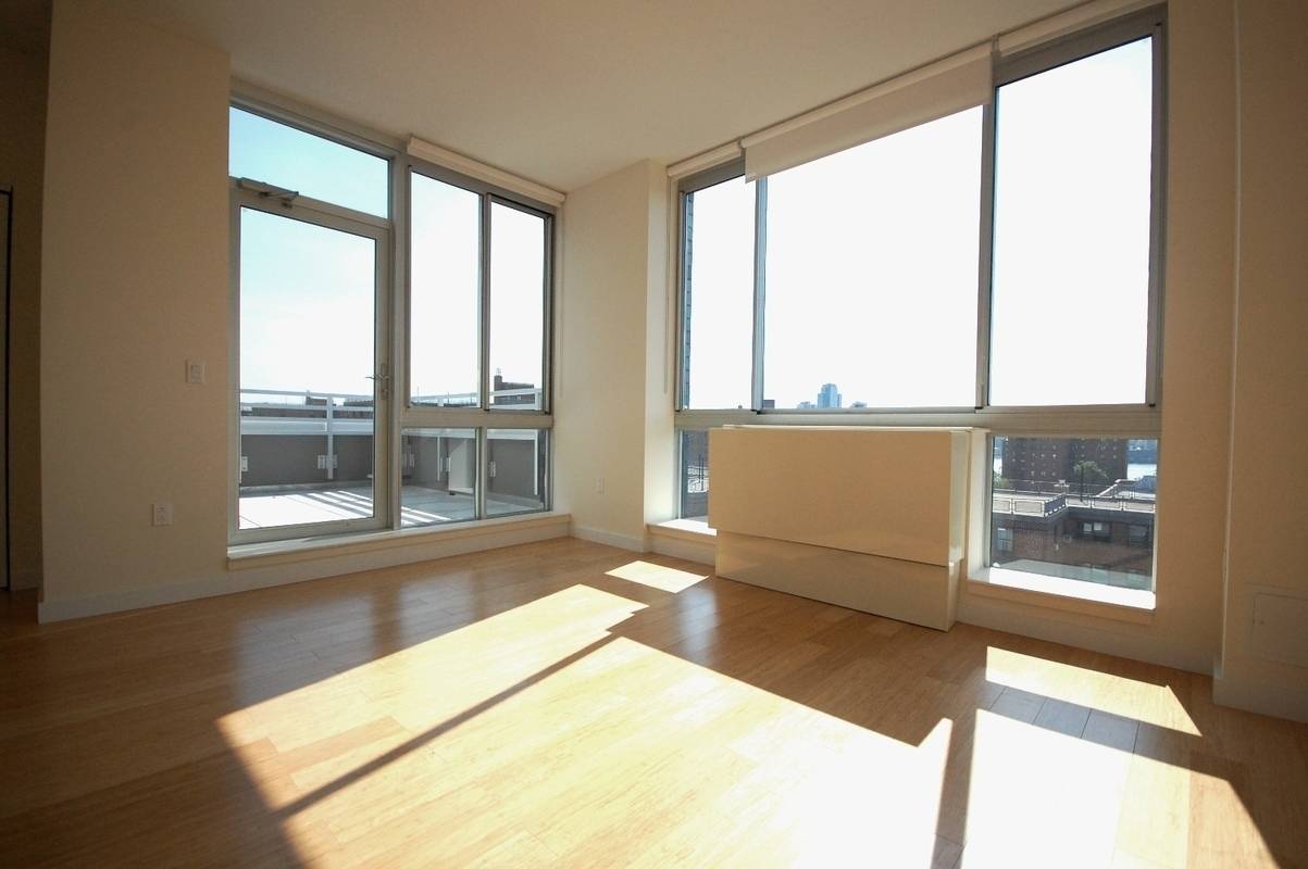 Beautiful LES 1 Bed w/ Terrace in a 24 Hour Concierge Building