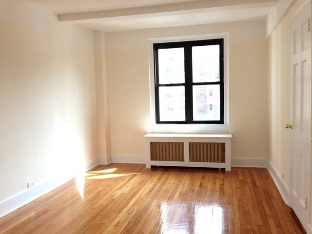 SOUTH EAST CORNER ONE BED IN SUPERB EAST 70'S LOCATION OFF LEX! MAKE AN OFFER!