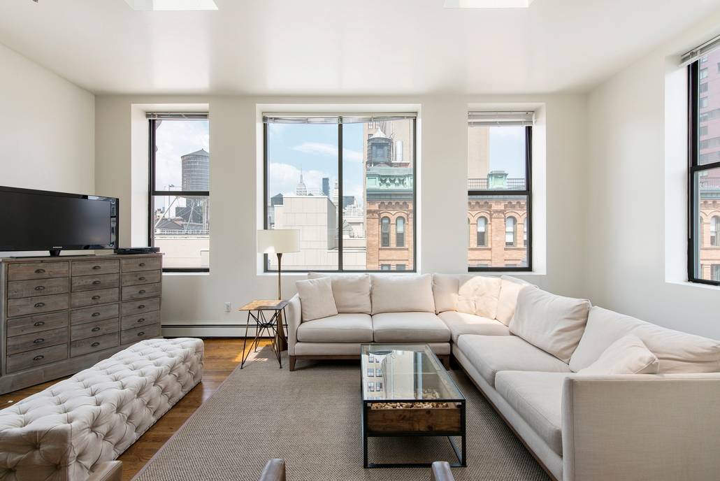 Greenwich Village Stunning Penthouse 2BR/2BA LOFT Sun-Blasted 14 Windows & Skylights Exclusive Right To 2000 SQFT Roof