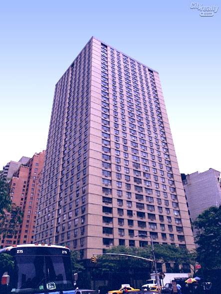 Upper West Side/Lincoln Square. Spacious 1 bedroom/1.5 bath/Convertible 2